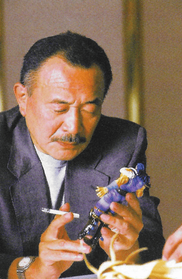 Buronson examinant la figurine de Rei, entretien Figure Oh 2000