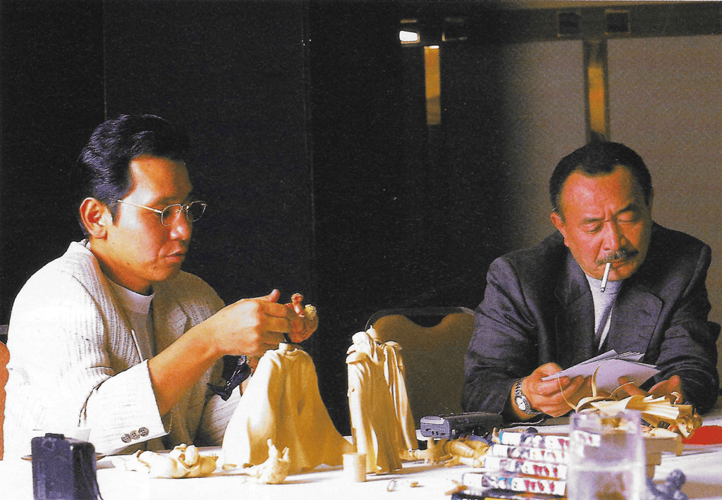 Tetsuo Hara et Buronson devant les figurines Kaiyodo, entretien Figure Oh 2000