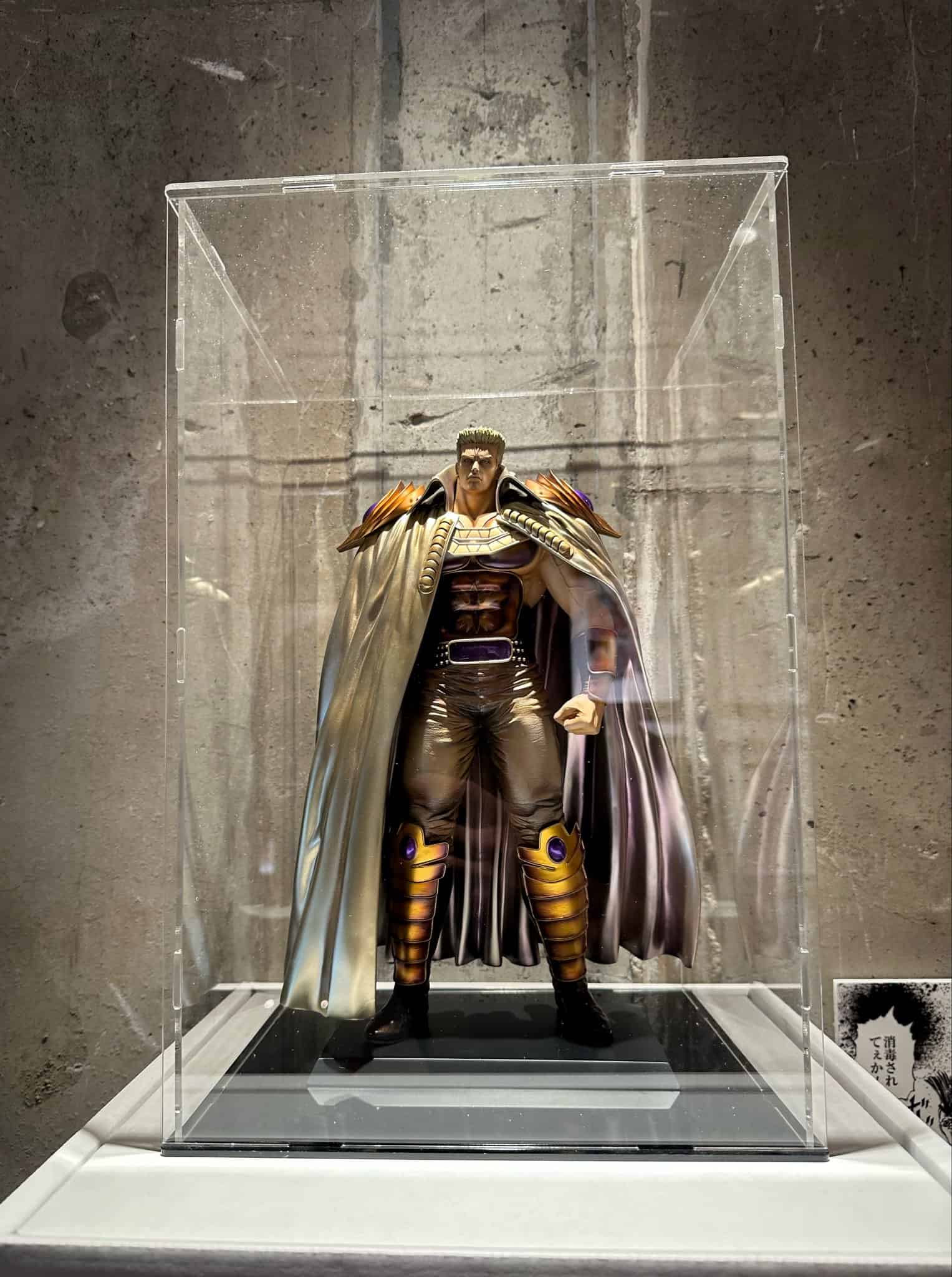 Golden Falco Figure - Perspektif Belakang